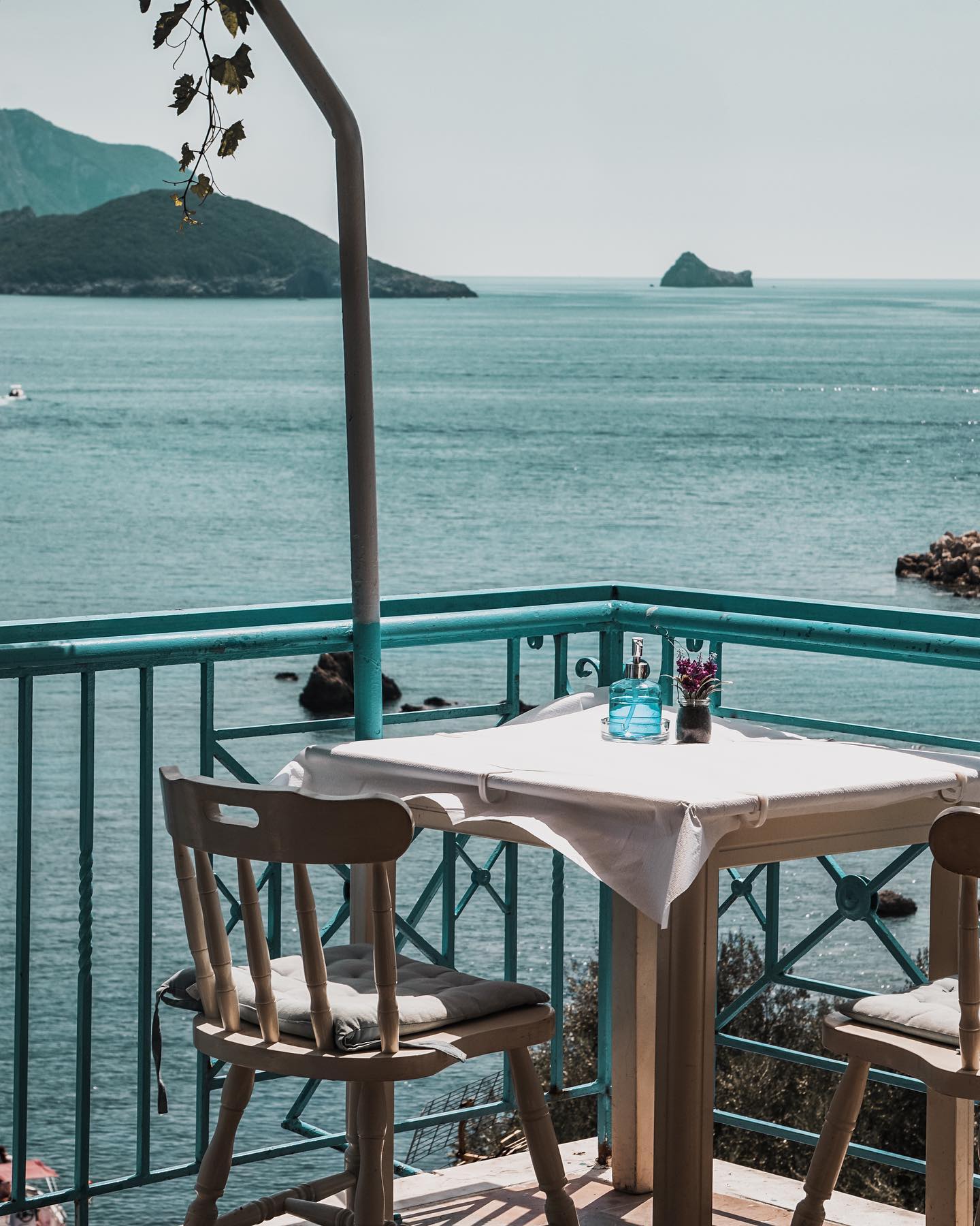 🌺
.
#grece #photography #summer #landscape #landscapephotography #greece #corfou #corfu #caen #caenlamer #restaurant #sun #sea #ciel #sky #paysage #france #fr #fyp #blue #creation