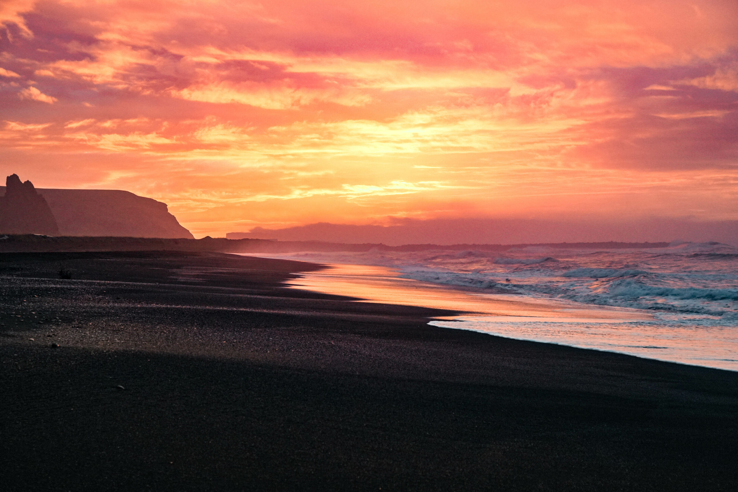lever de soleil sur la plage de sable noire de vik en Islande